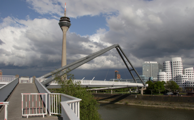 Fernsehturm, Hafenbrücke, Portobello-Haus, WDR und eines der Gehry-Bauten